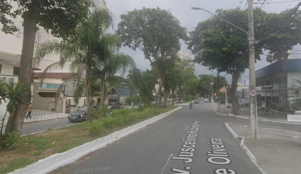 Motociclista fica ferido após colidir com carro em Taubaté