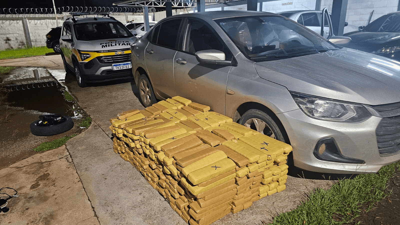 A droga estava escondida no porta-malas e bancos