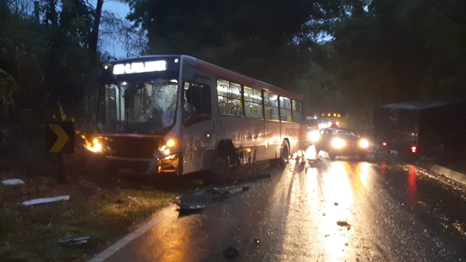 Acidente entre ônibus e caminhão deixa cinco feridos na SP-50 em São José