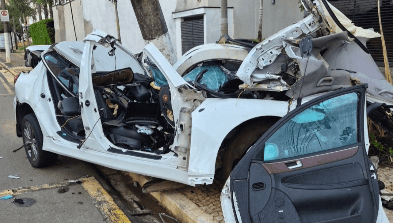 Carro bate e deixa quatro pessoas feridas 