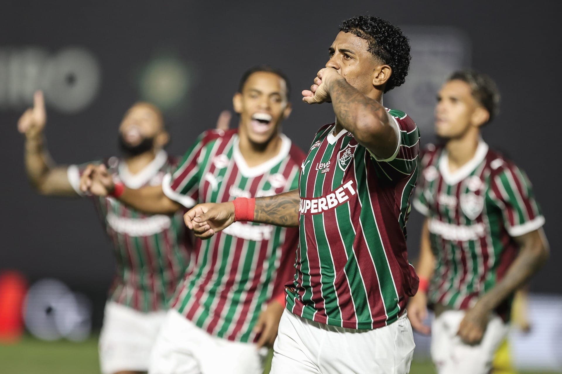John Kennedy comemora gol decisivo