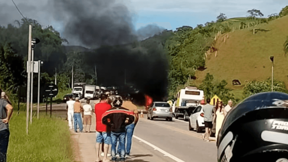 Carro pega fogo e interdita Rodovia Oswaldo Cruz 