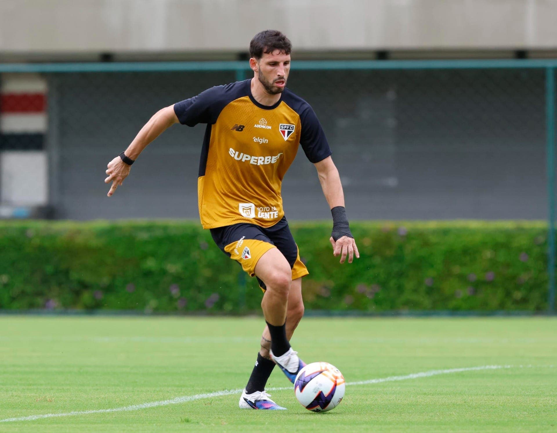 Calleri durante treino no CT do São Paulo