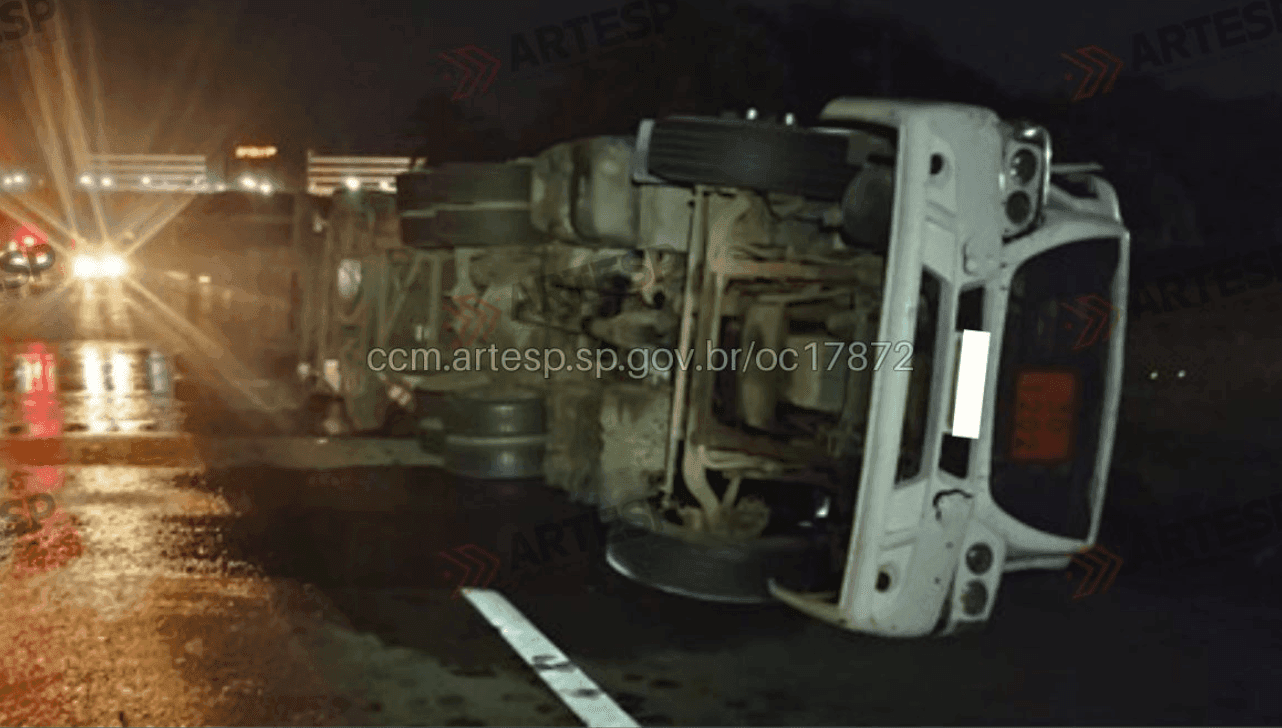 Carreta tomba e derrama carga na pista 