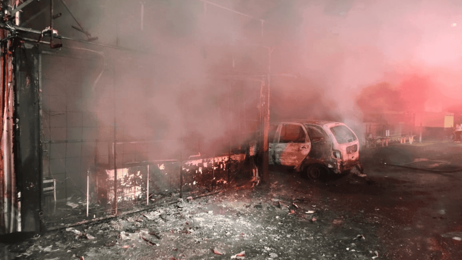 Um veículo também foi destruído pelas chamas 