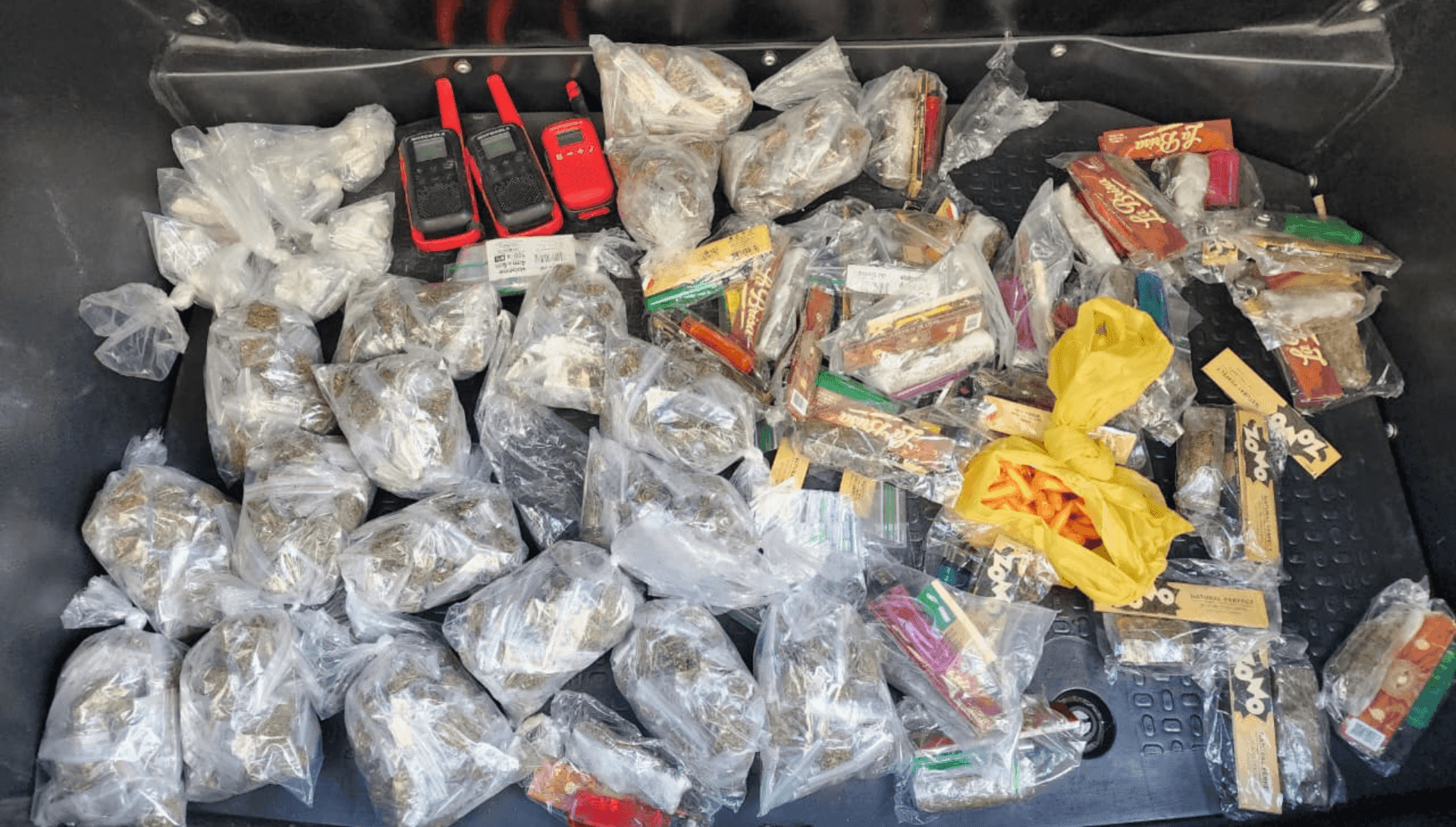 Foram apreendidos cerca de 3,2 kg de drogas
