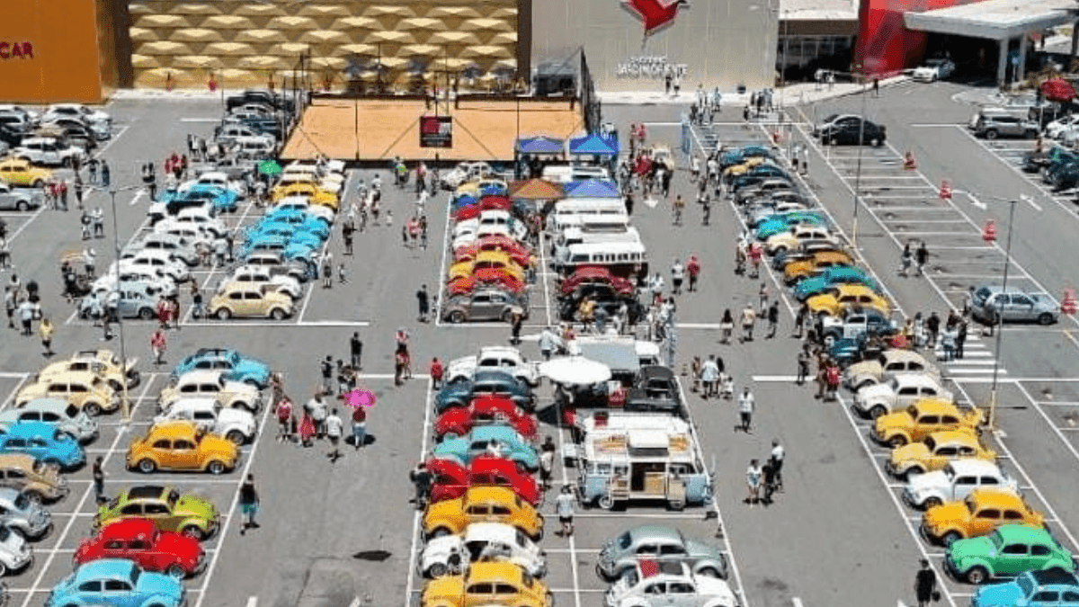 Exposição de Fuscas é atração no Shopping Jardim Oriente em São José