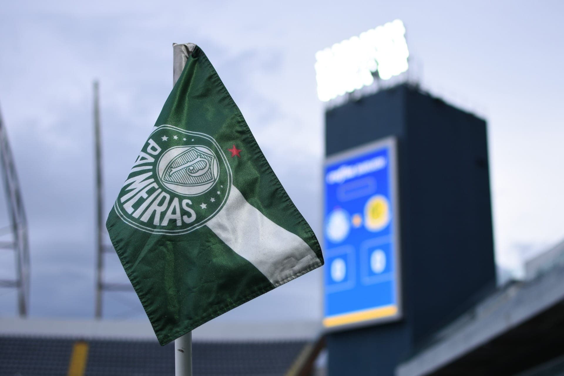 Bandeira de escanteio com a bandeira do Palmeiras, na Arena Barueri