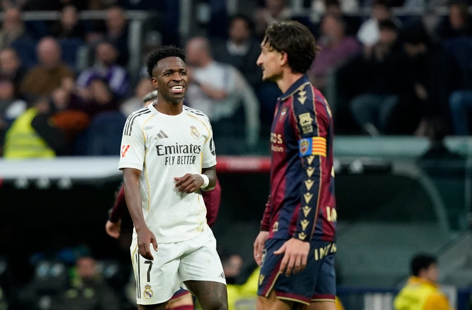 Vini Jr. sendo vaiado