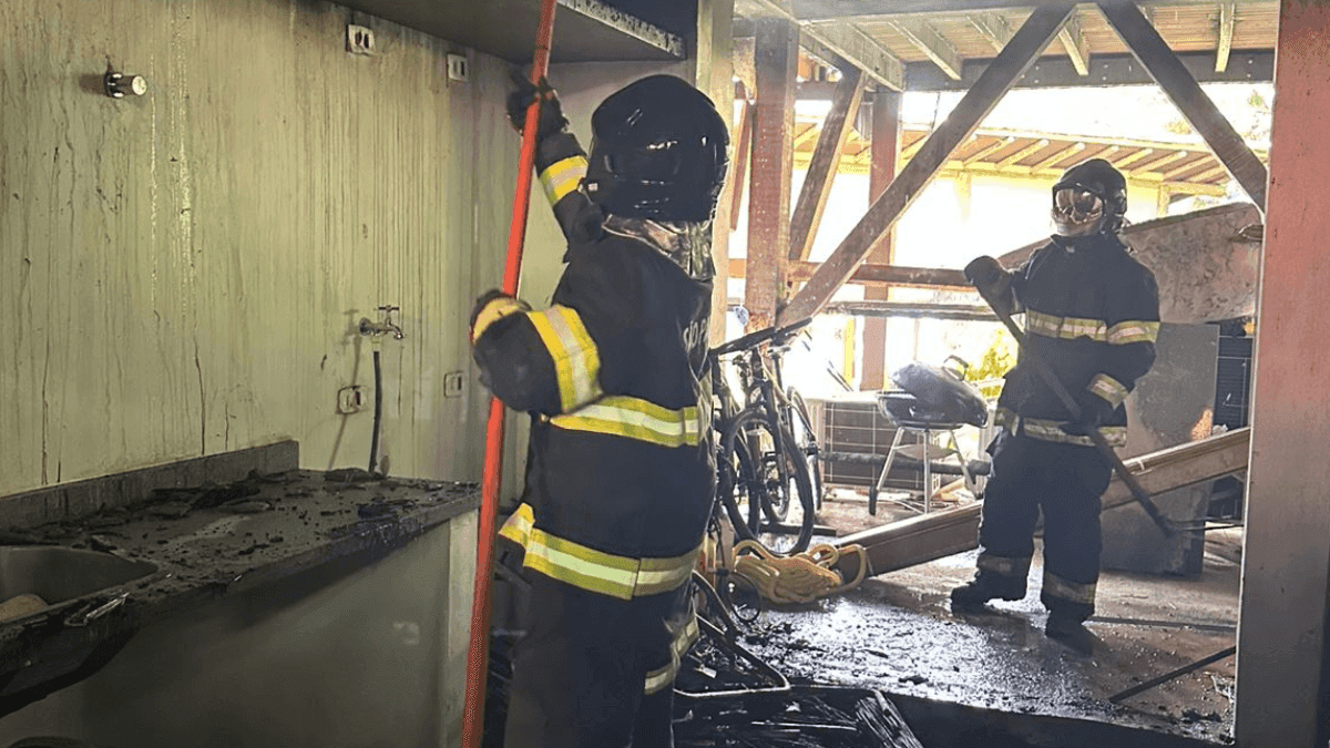 Casa pega fogo e mobiliza Corpo de Bombeiros em Ilhabela