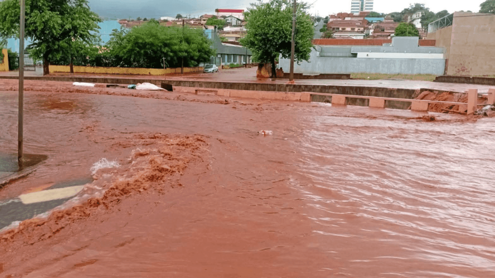 Algumas avenidas ficaram cobertas pela água