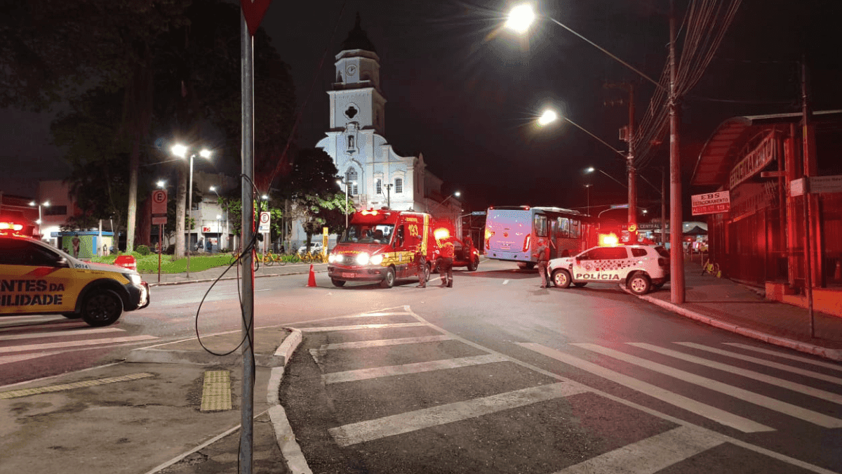 Idoso fica ferido após ser atropelado por ônibus em São José dos Campos