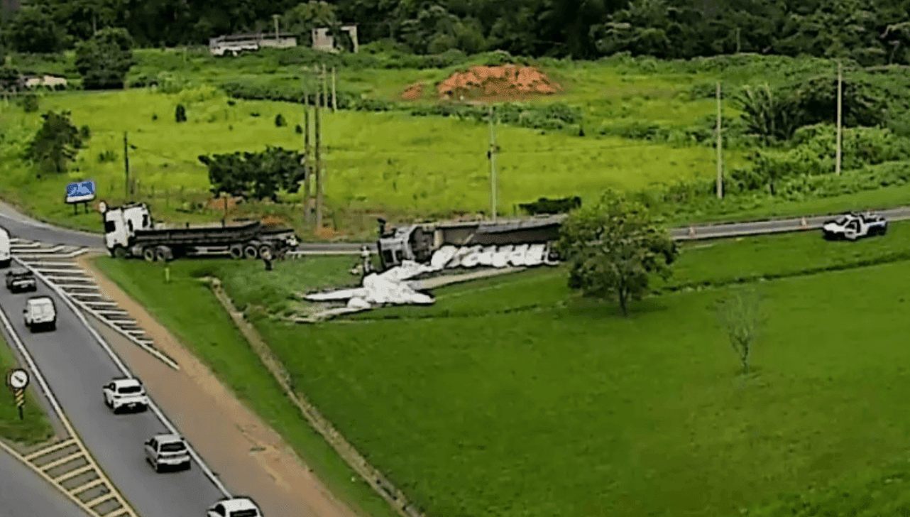 Caminhão tomba e derrama carga na pista