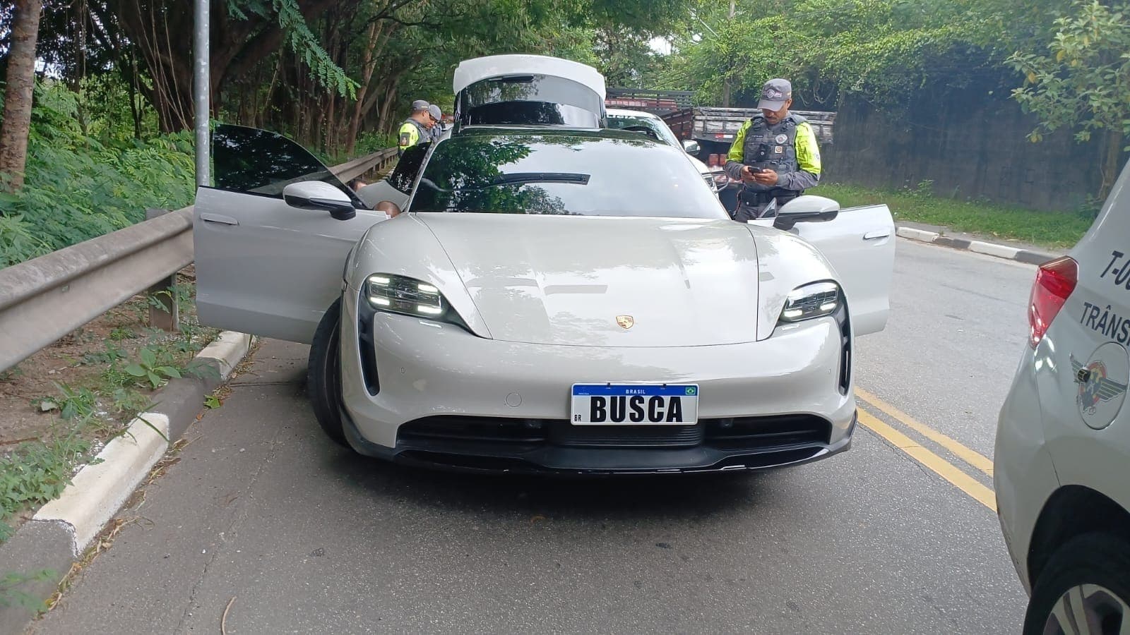 Porsche com a placa adulterada