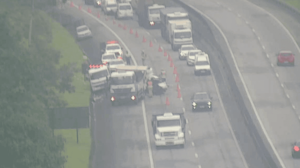 Acidente entre dois veículos causa congestionamento na Rodovia dos Tamoios