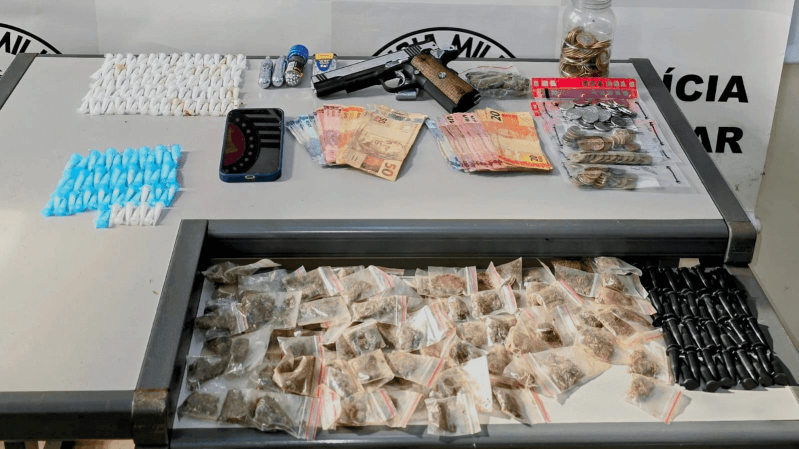 Foram apreendidas várias porções de cocaína