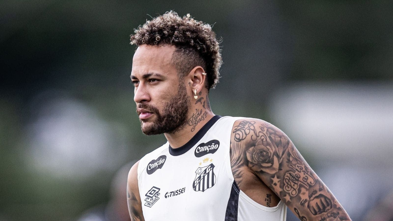 Neymar em treino no CT Rei Pelé