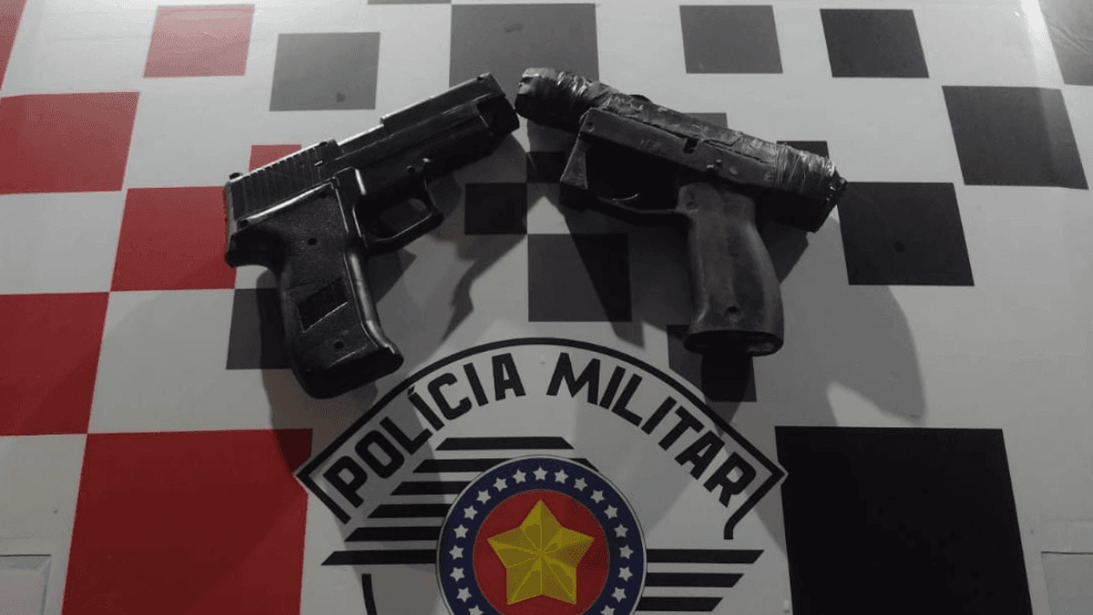Polícia Militar prende homem com dois simulacros de arma de fogo em SJC