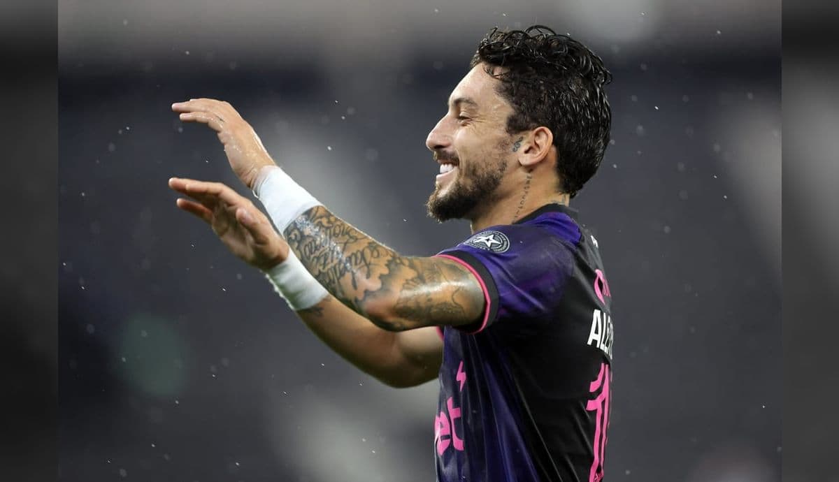 Alex Telles comemora gol contra o Bangu