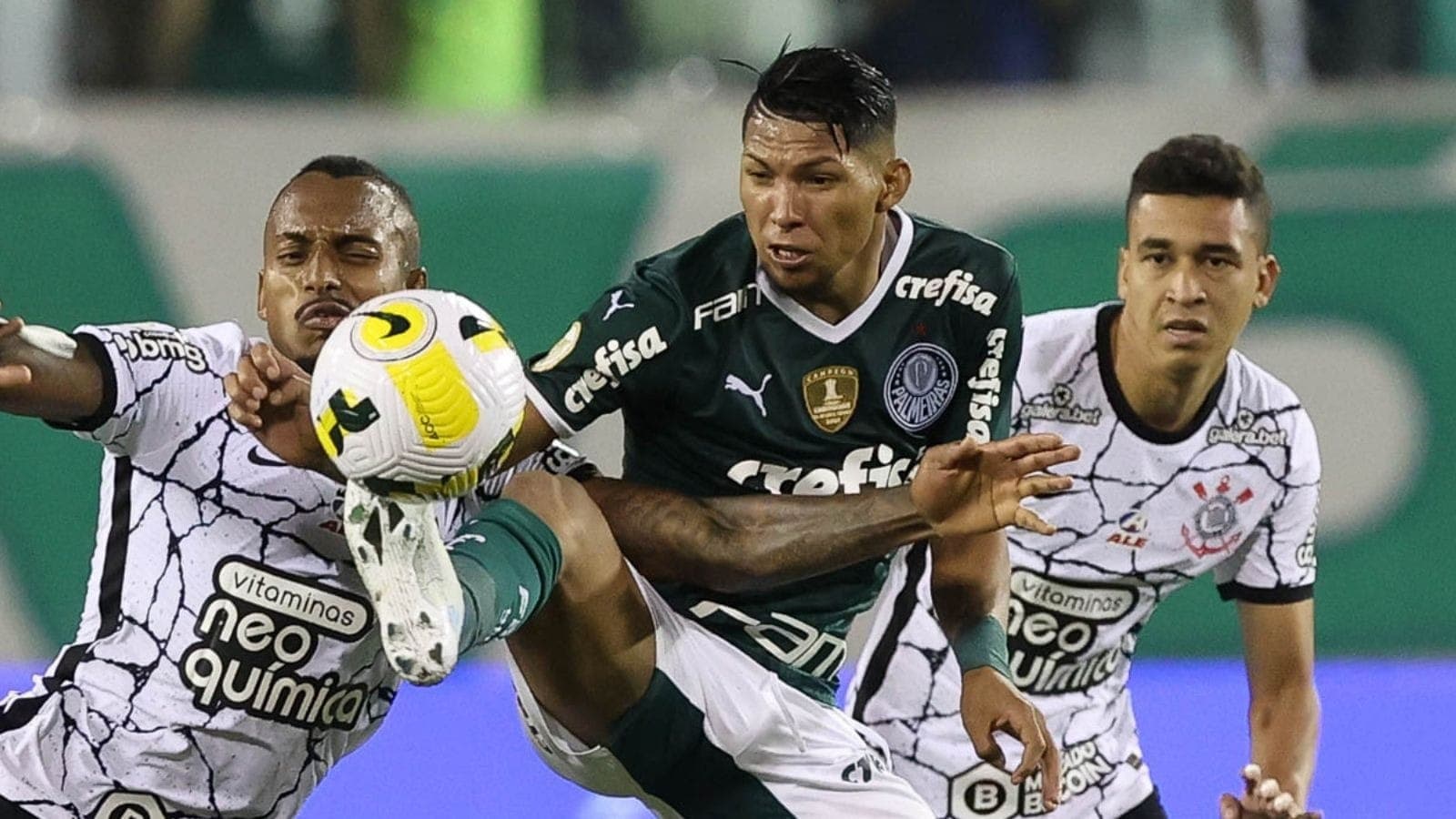 Rony, pelo Palmeiras, contra o Corinthians
