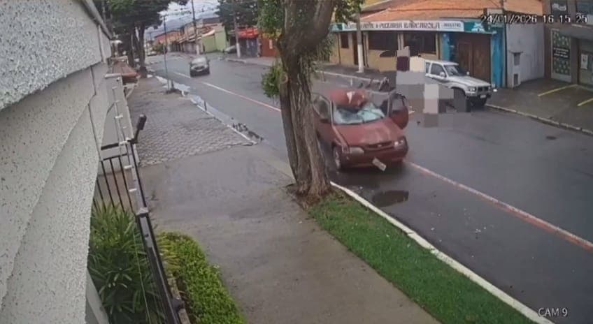 Carro atropela dois em Caçapava