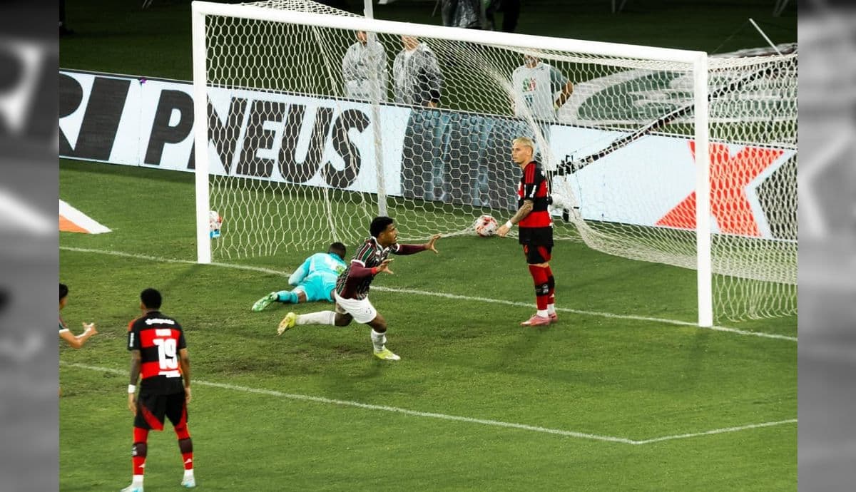 John Kennedy comemora gol contra o Flamengo