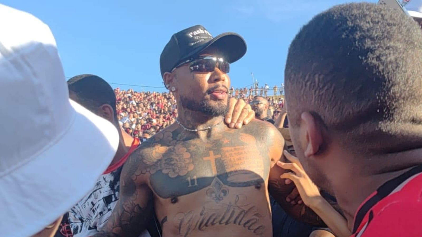 Marinho, na torcida do Vitória, no Barradão