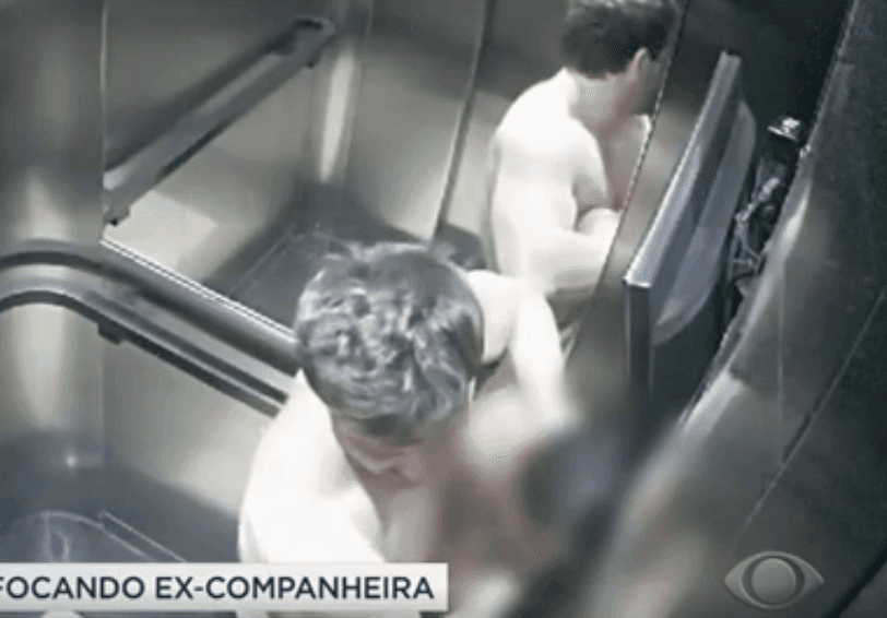Homem sufocando ex-companheira em elevador