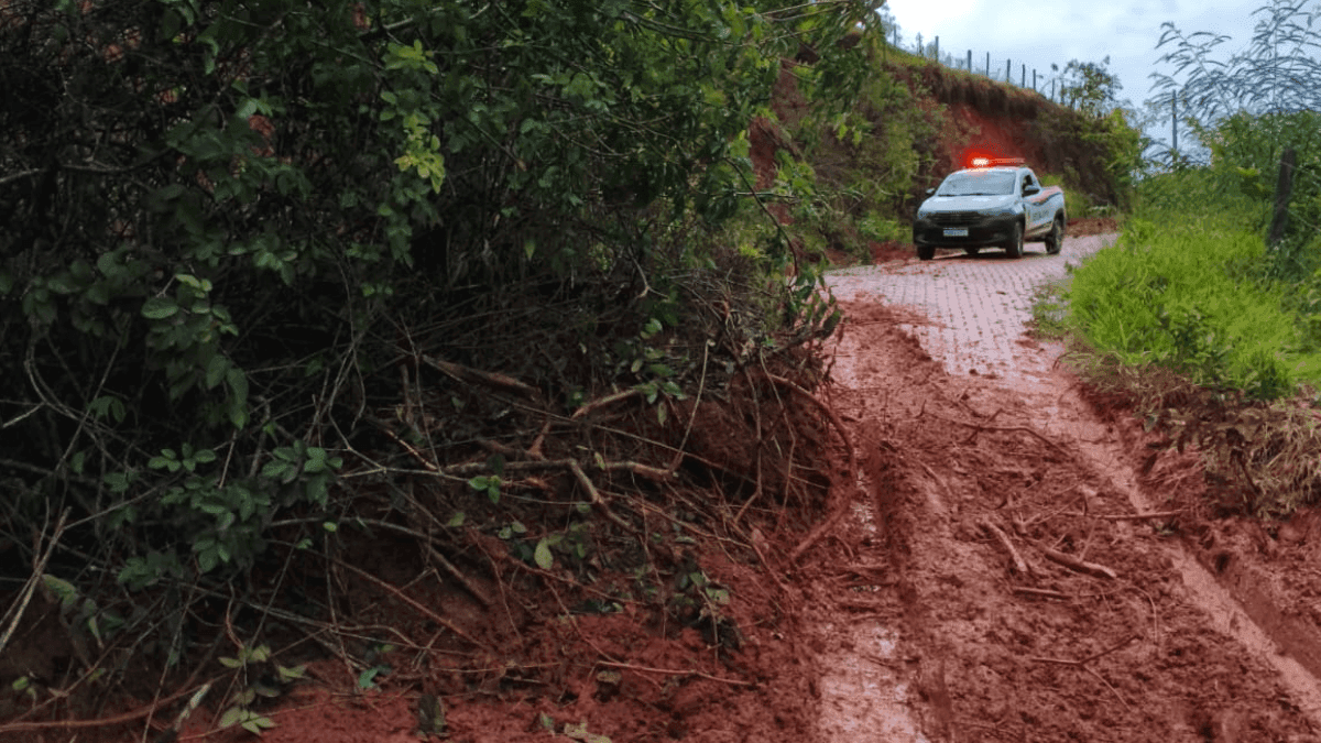 Defesa Civil de Lagoinha atua na desobstrução de estradas após forte chuva