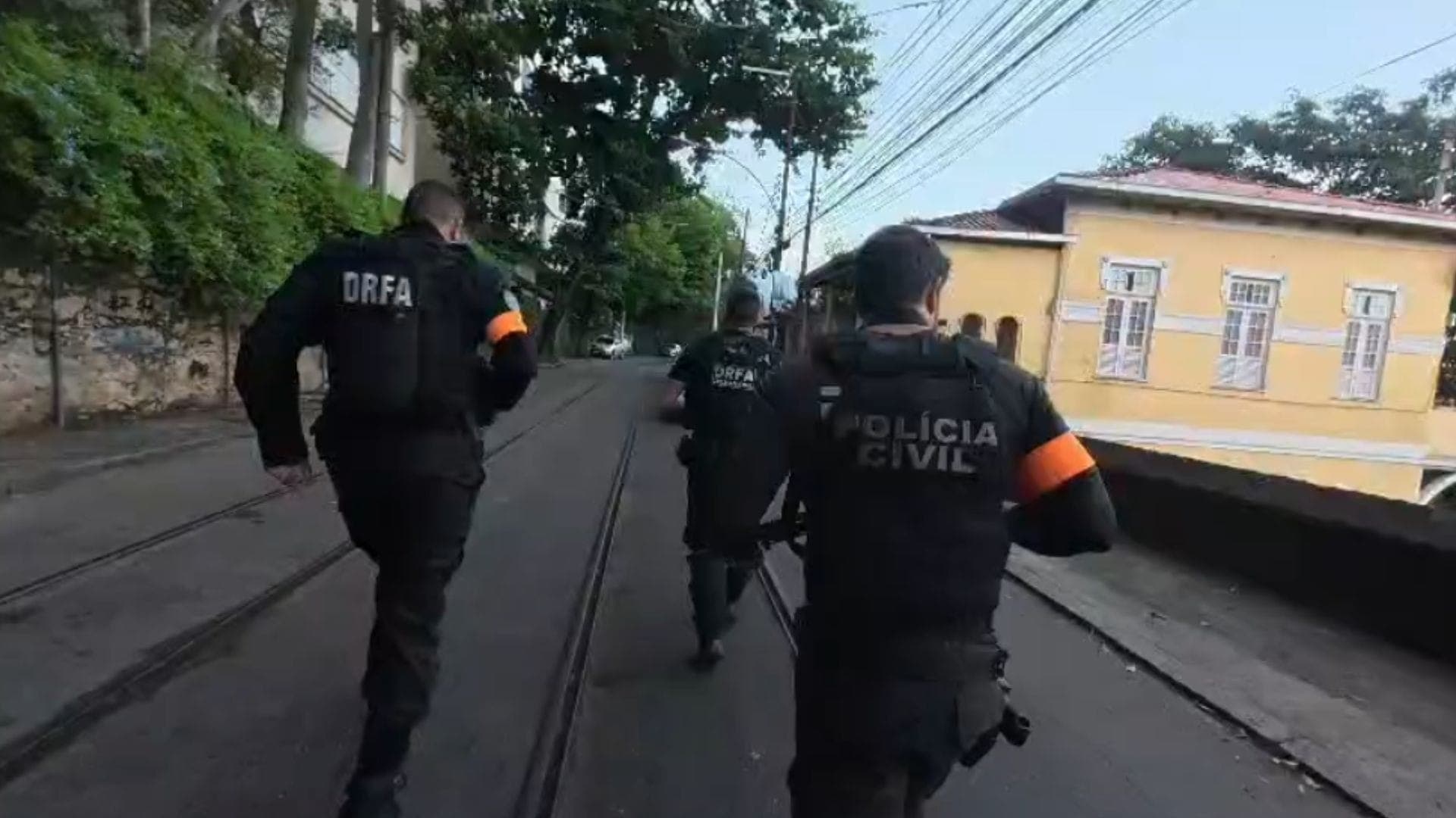 Houve tiroteio na chegada dos agentes