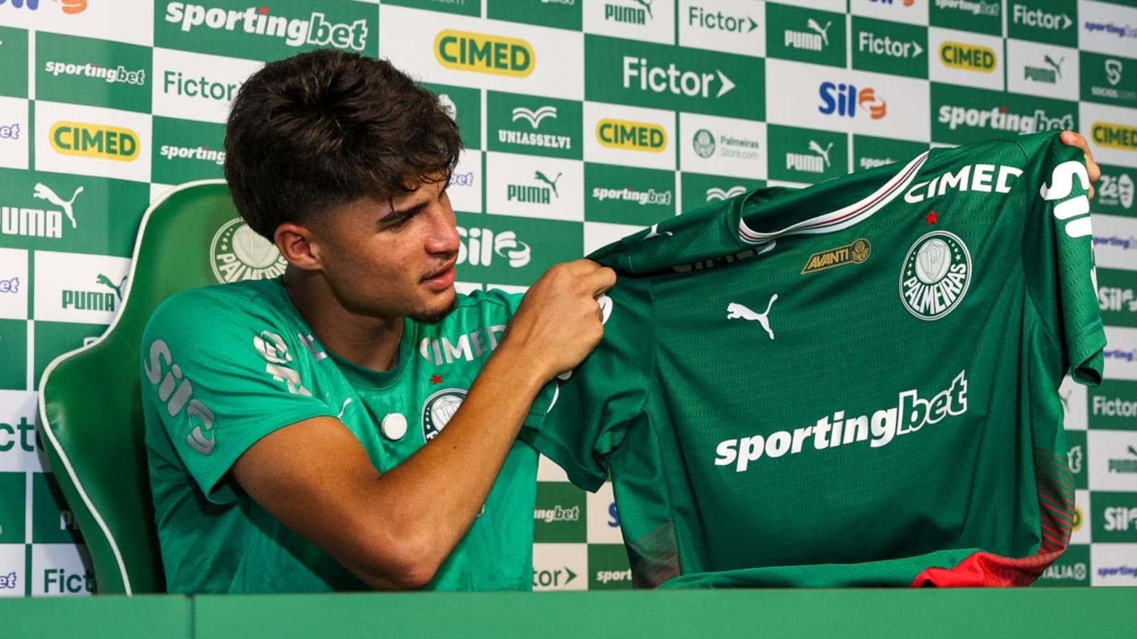 Larson, meia do Palmeiras