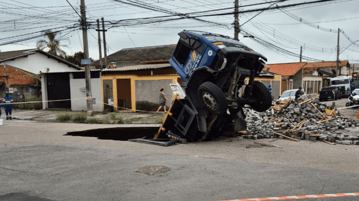 Caminhão cai em cratera na zona sul de São José dos Campos