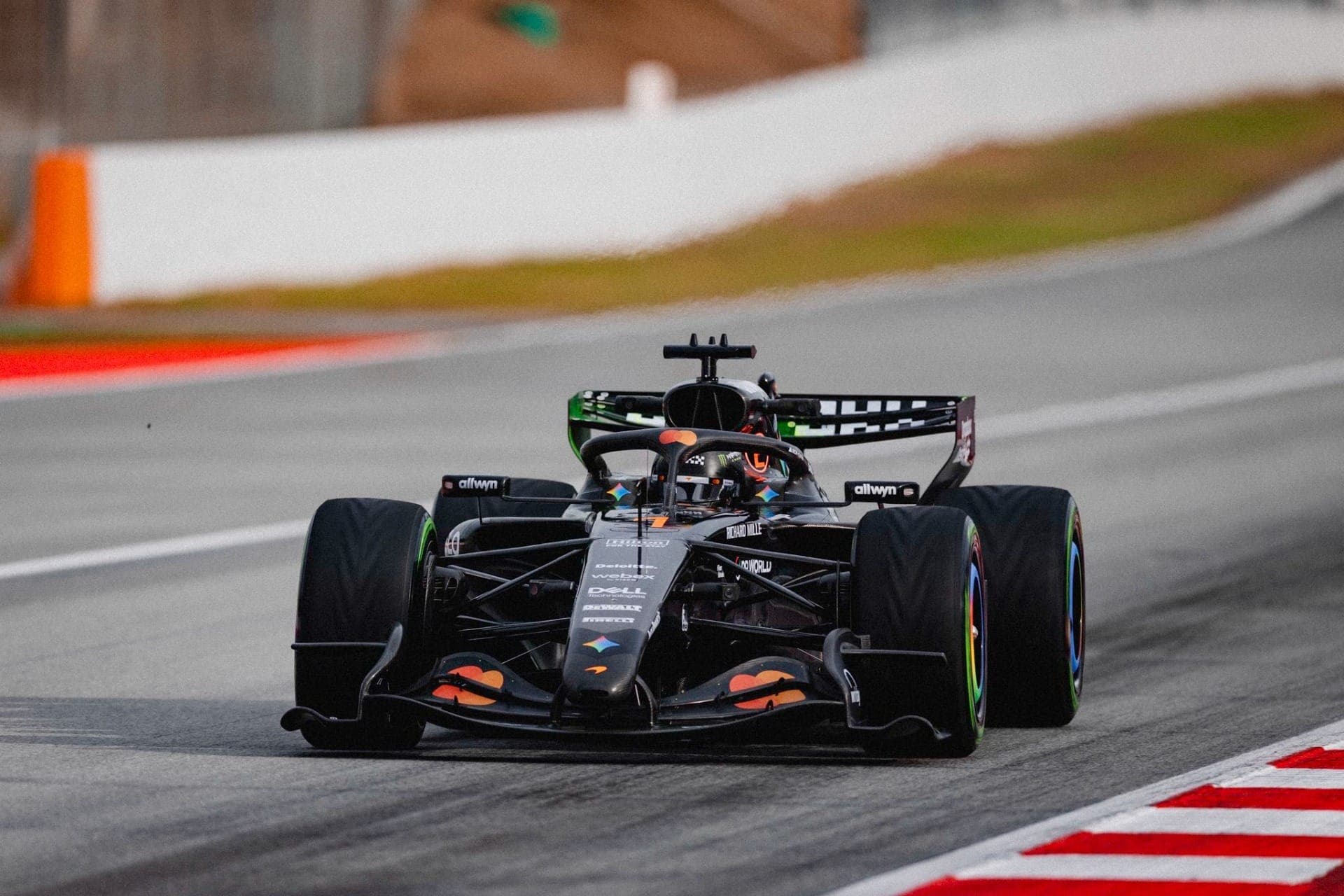 Campeão da temporada 2025 da F1, britânico exibiu carro com o número 1 na pista de Barcelona