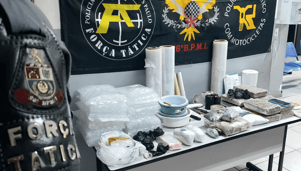 As drogas e materiais foram apreendidos