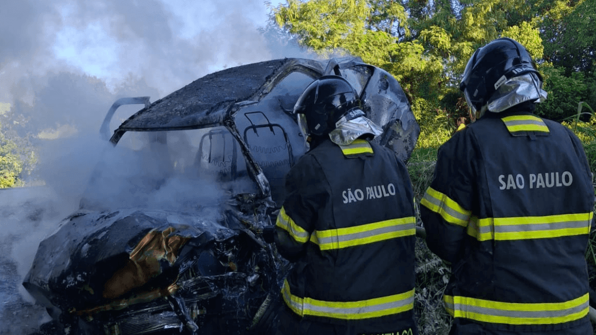 Acidente entre carro e ônibus em São Sebastião causa interdição da SP-55