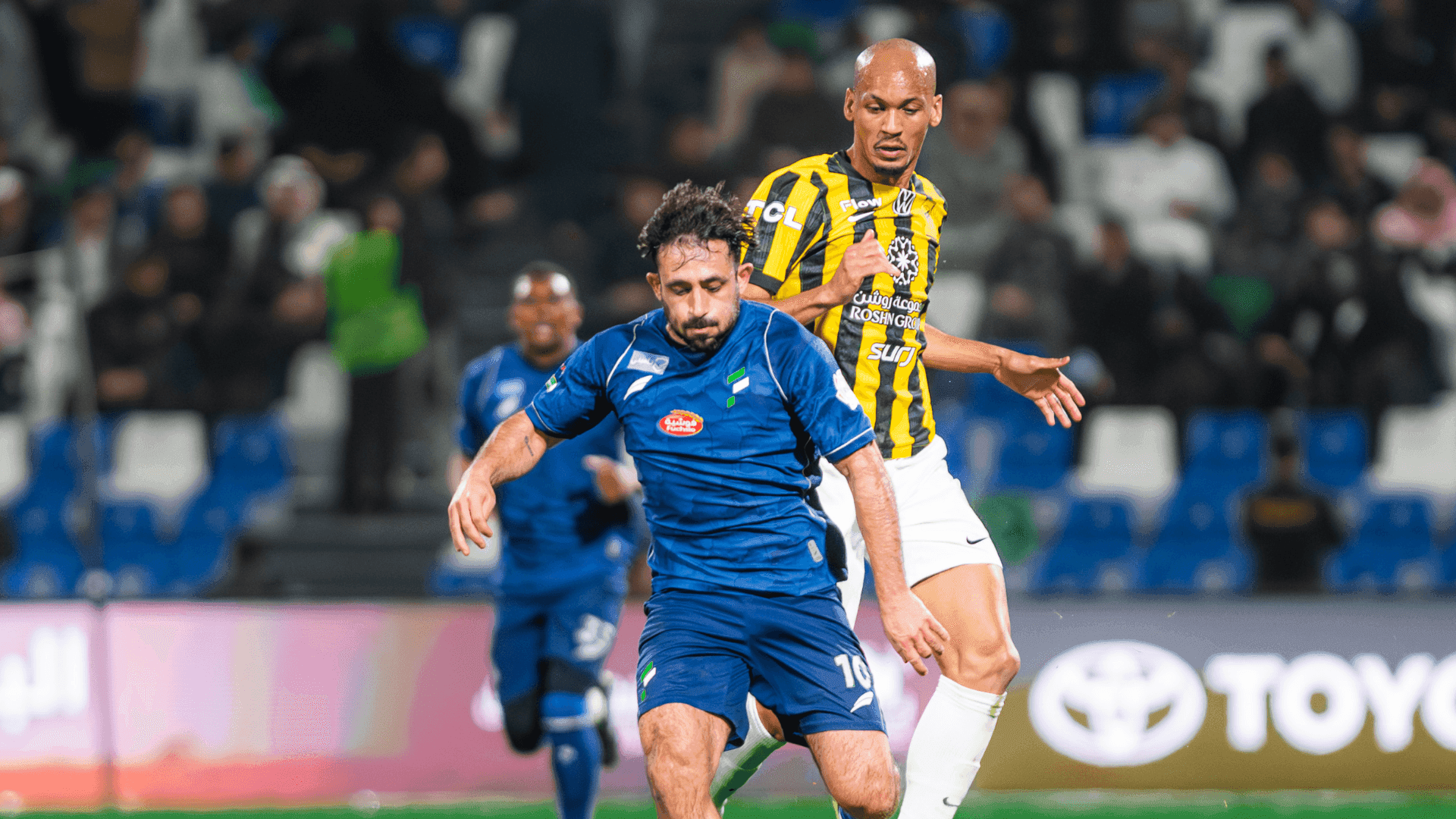 Vargas e Fabinho disputando a bola