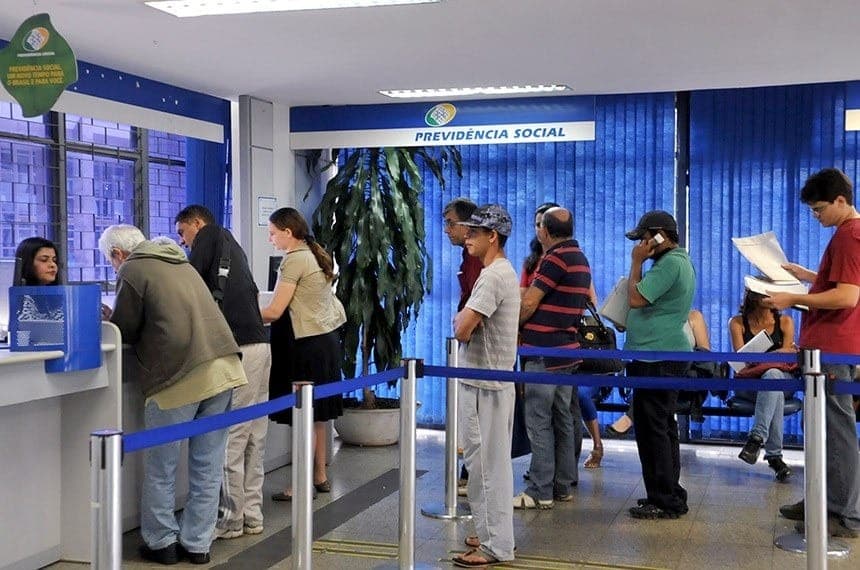 Crise no INSS: atraso na perícia e falhas 