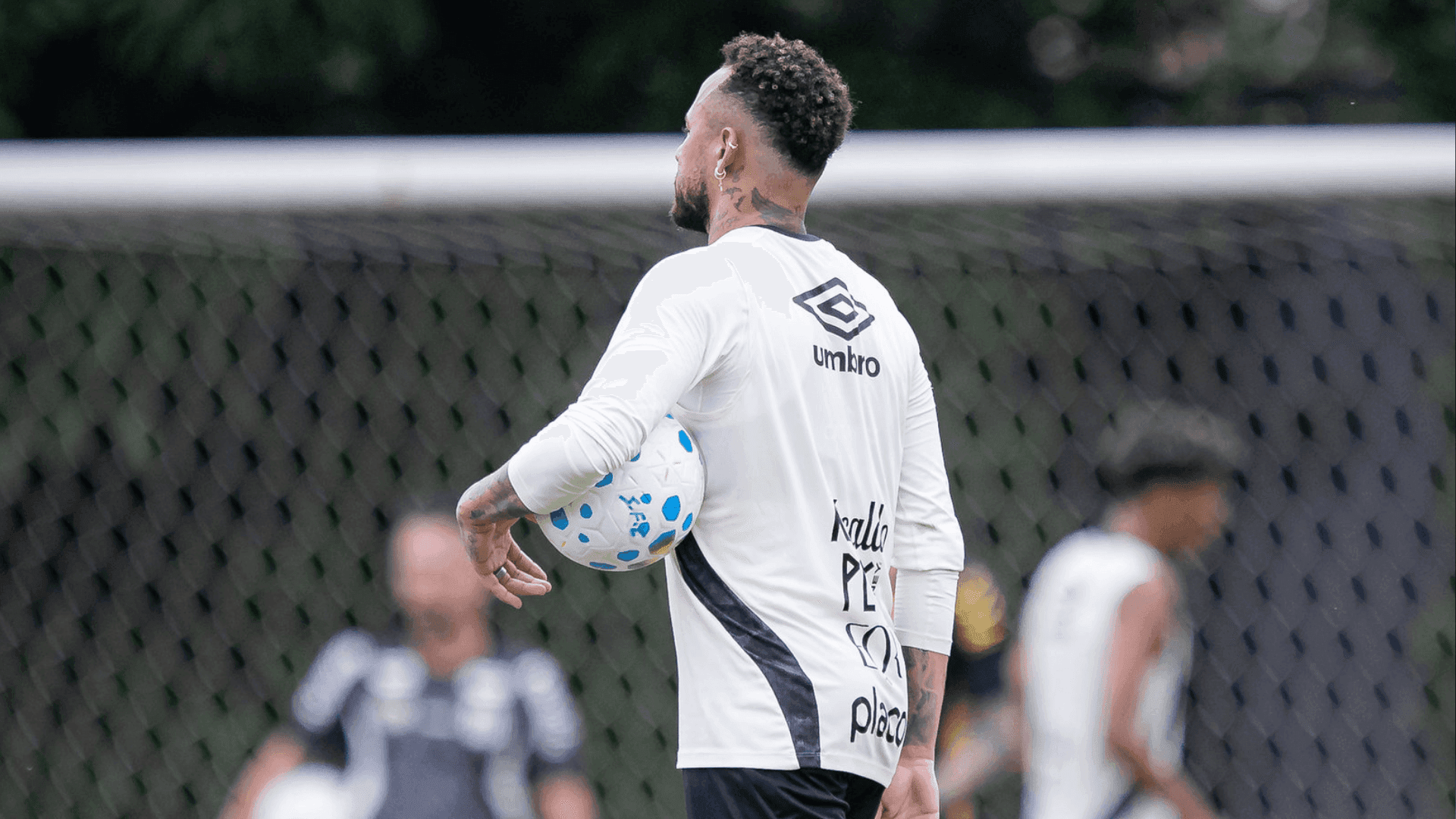 Neymar durante treino do Santos