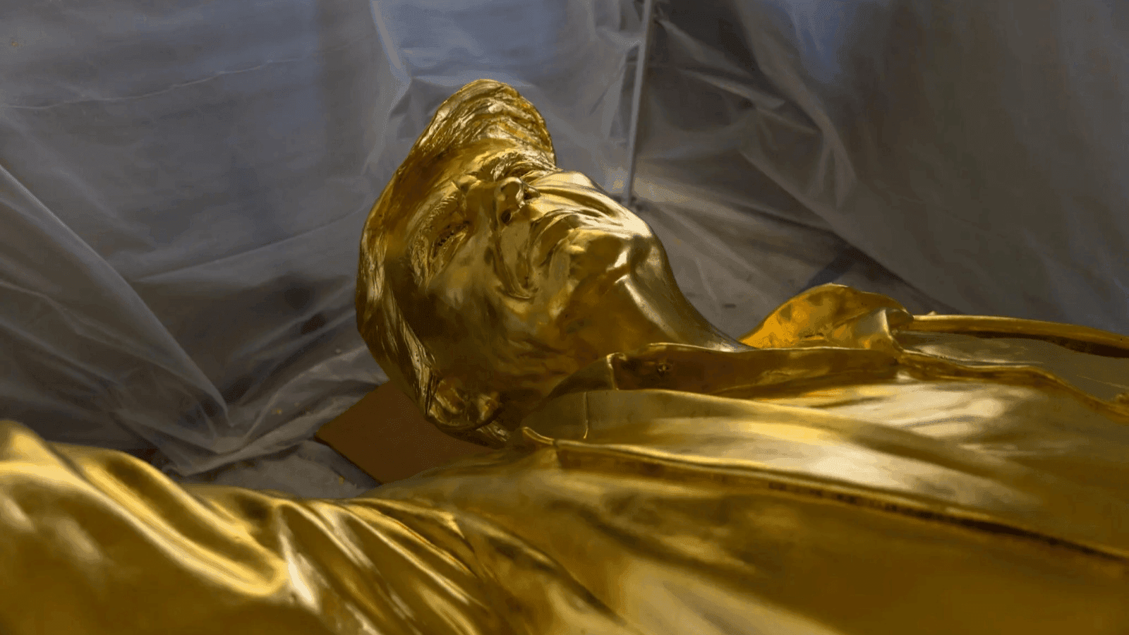 Trump ganha estátua de ouro