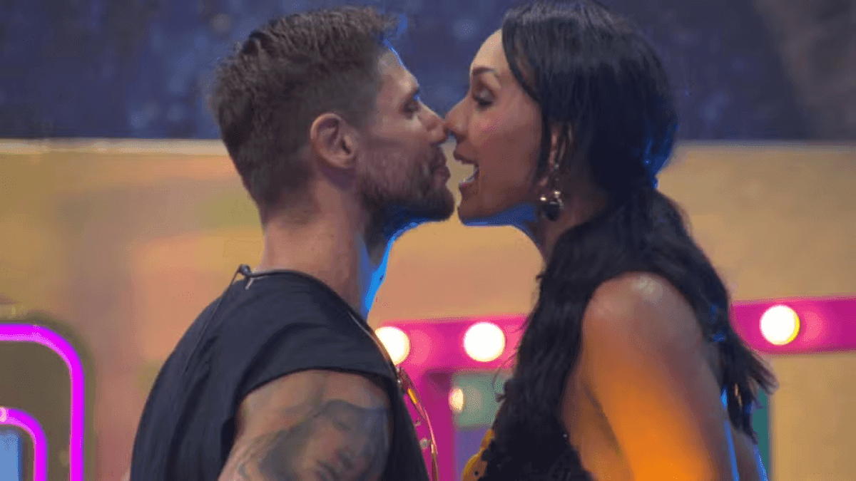 Jonas beija Maxiane de novo