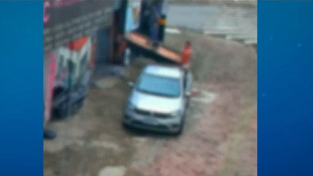 Traficantes carregando a mesa de sinuca