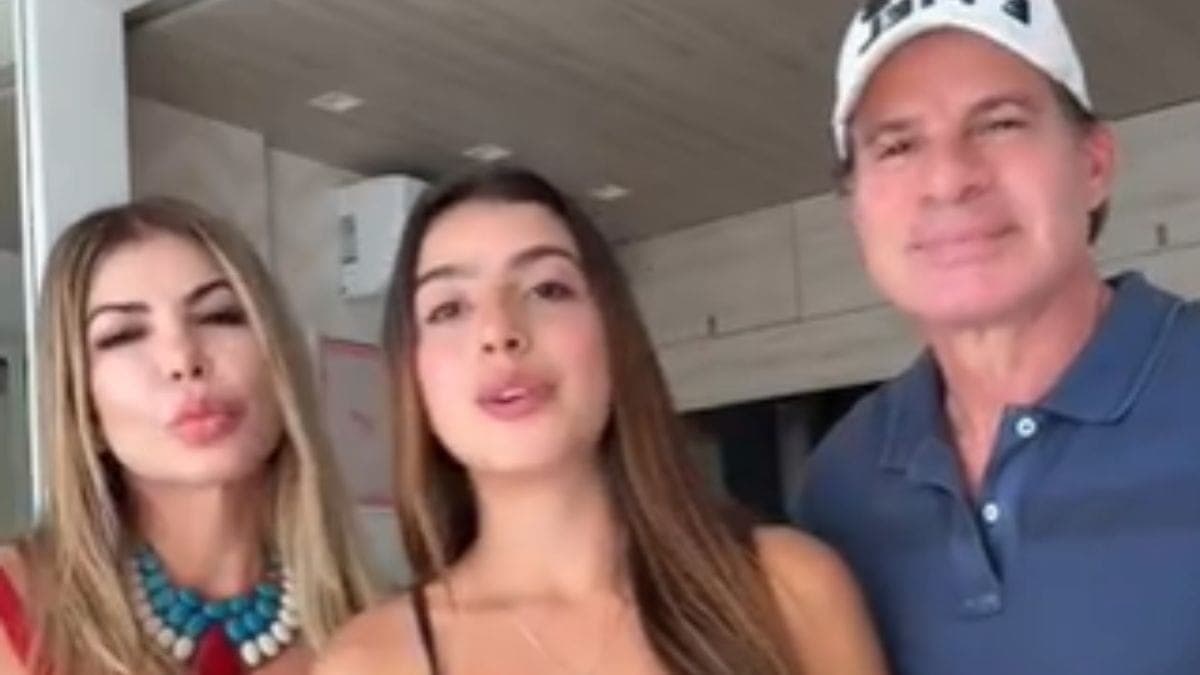 Túlio Maravilha com a esposa e filha