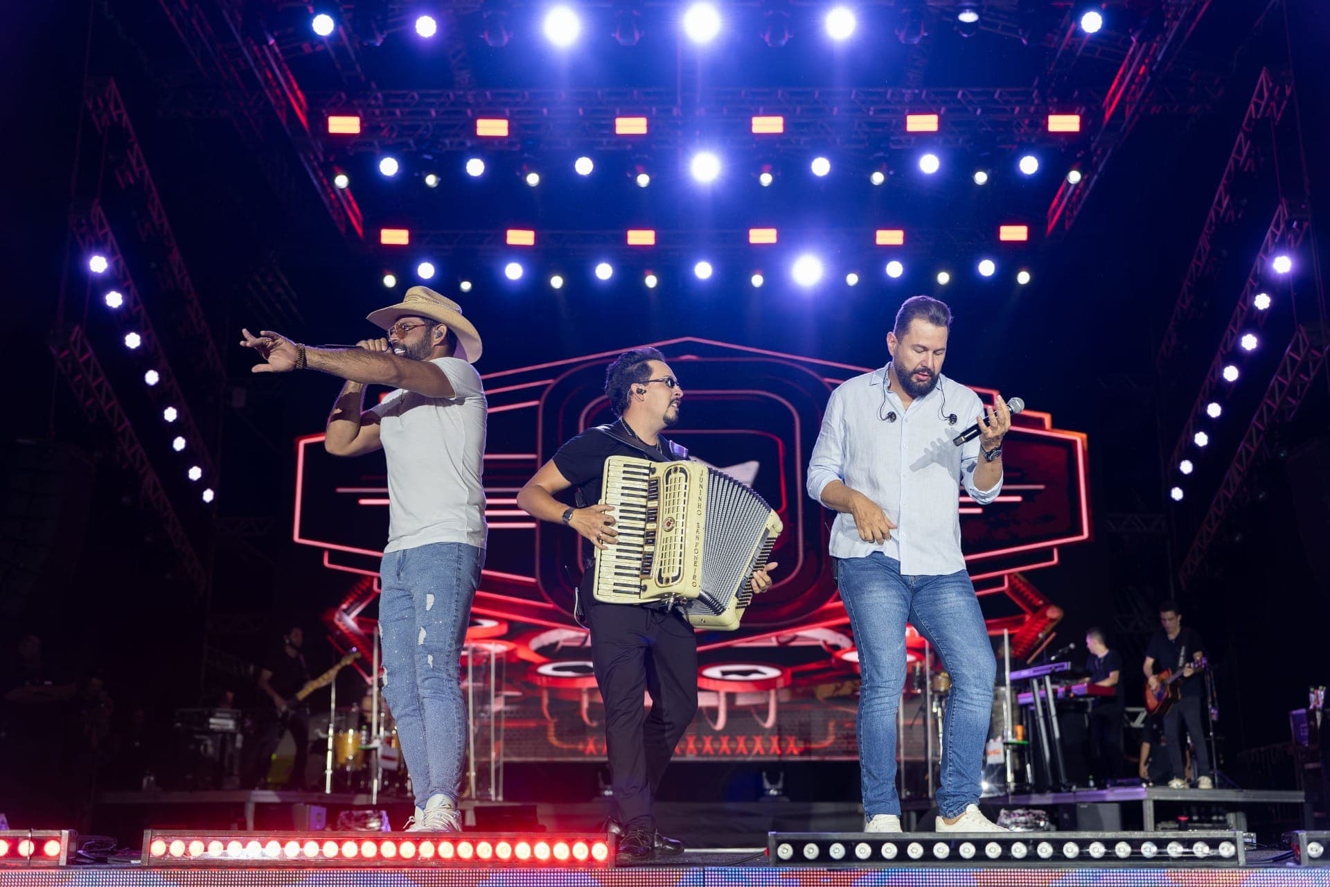 Diego & Arnaldo abrem último fim de semana do Verão Maior Paraná com show eclético em Pontal do Paraná