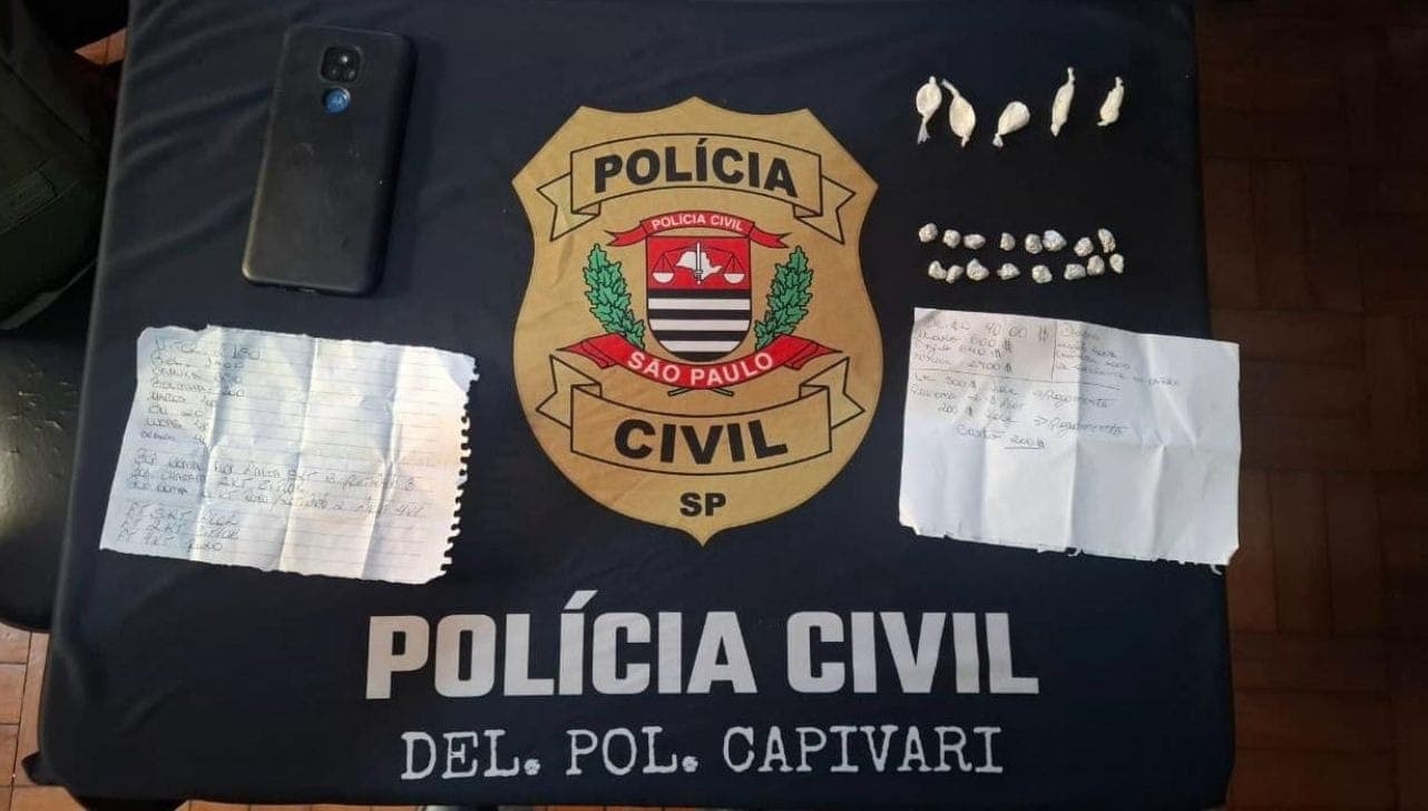 Drogas e anotações foram apreendidas