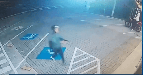 Homem armado invadindo farmácia