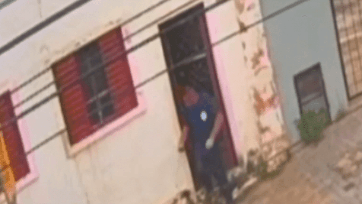 Homem se disfarçando de técnico de energia