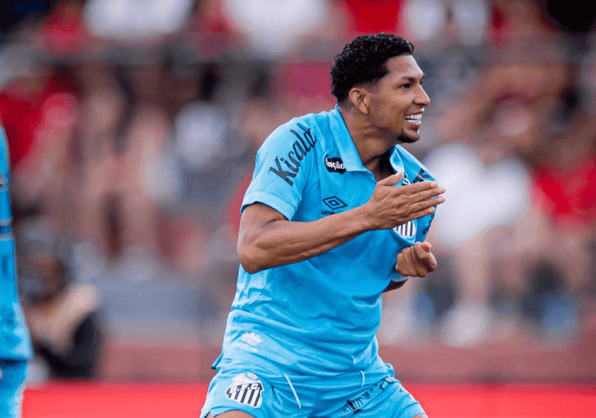 Rony comemora primeiro gol pelo Santos