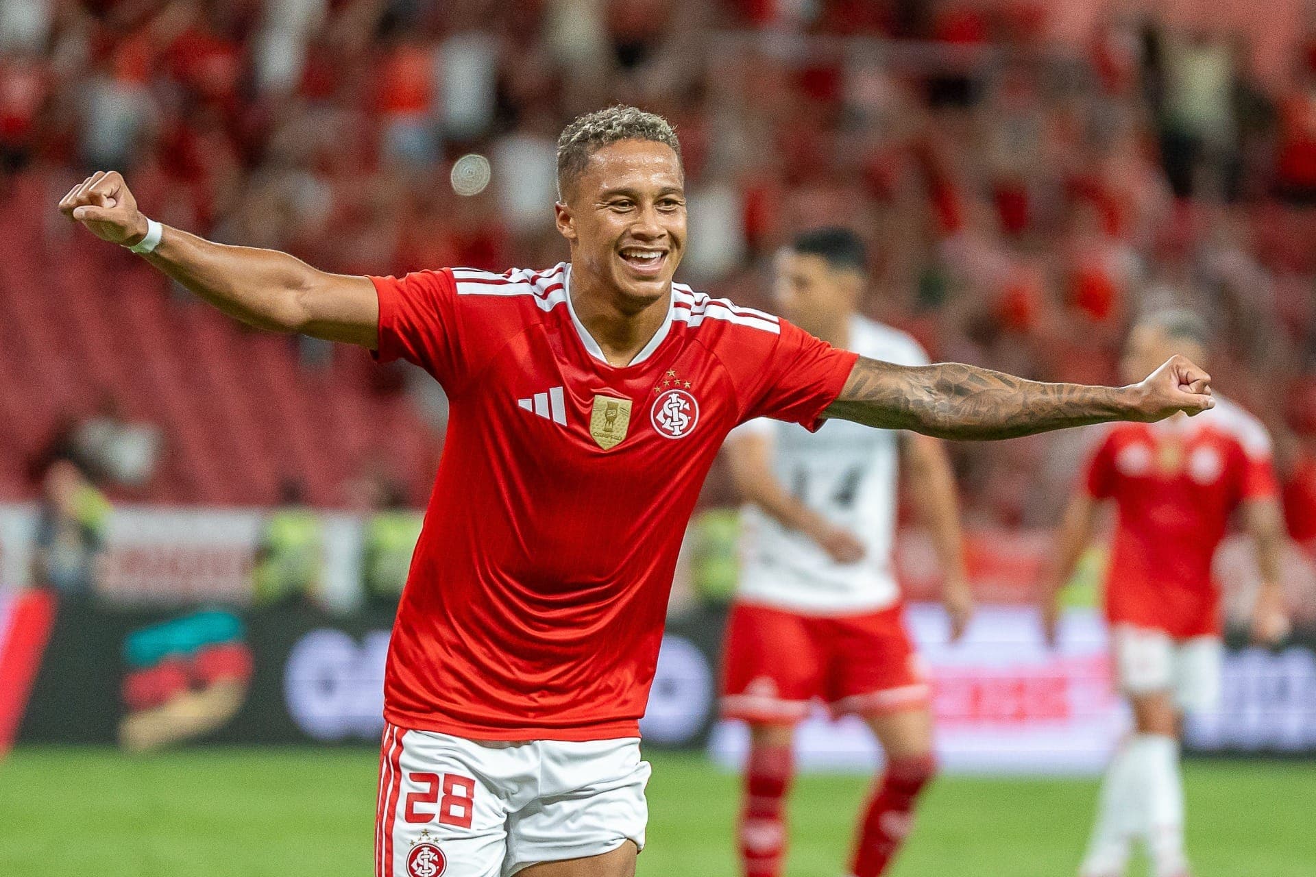 Vitinho comemora gol do Inter