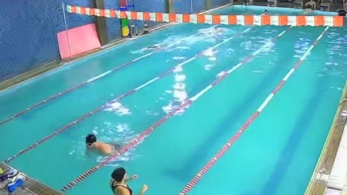Mulher morre após nadar em piscina de academia