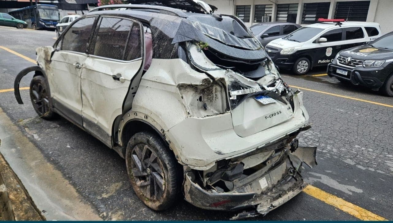 Carro ficou muito danificado